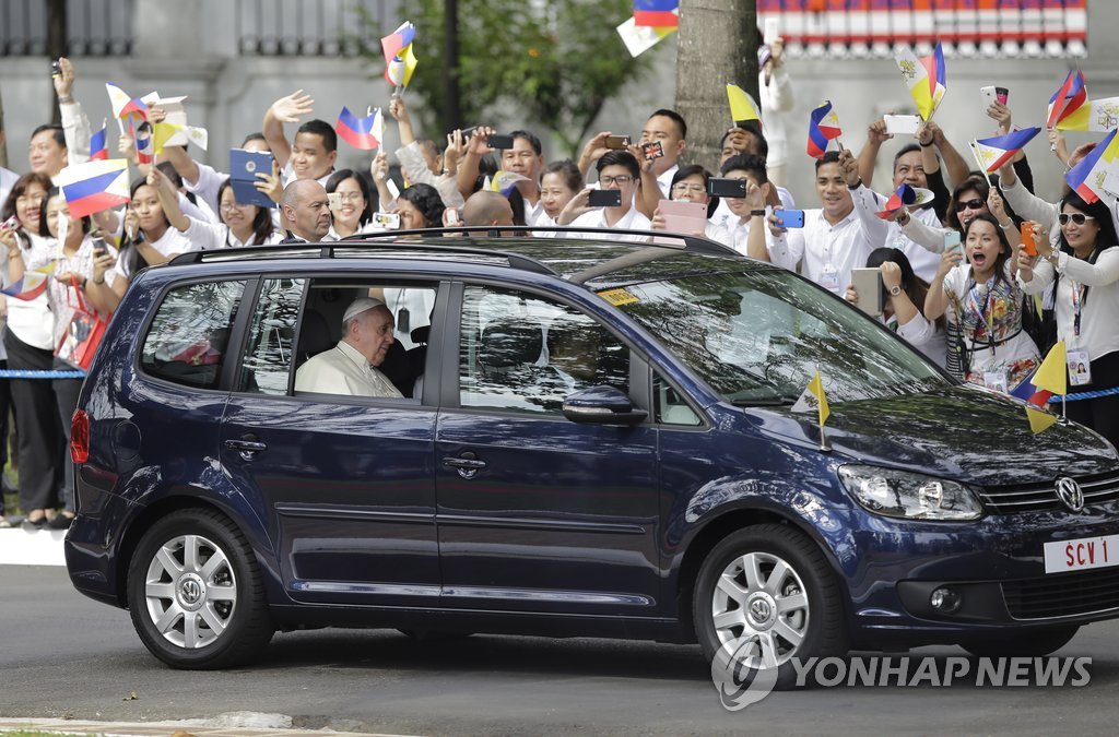 교황 환영하는 필리핀 시민들