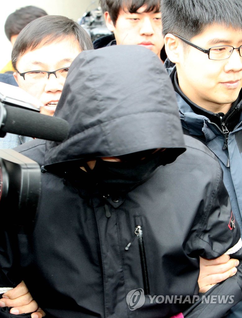 지난 2월 '크림빵 아빠' 뺑소니 사망사고 피의자 허모씨가 검찰로 이송되고 있다. (연합뉴스 자료사진)