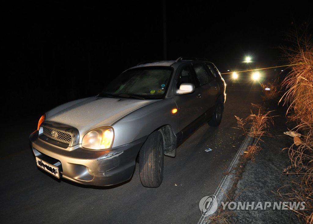 경남 거제에서 일가족 5명이 차량 안에 숨진 채 발견돼 경찰이 조사에 나섰다. 사진은 이들이 타고 있던 산타페 차량. 