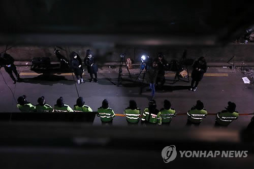 김기종씨 사무실 앞 출입 통제