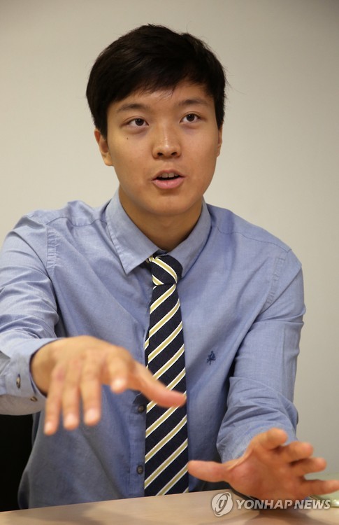 사진은 지난 5월 19일 송유근 과학기술연합대학원대학교 박사수료생이 서울 동대문디자인플라자에서 연합뉴스와 인터뷰를 갖고 있는 모습 <<연합뉴스 자료사진>>