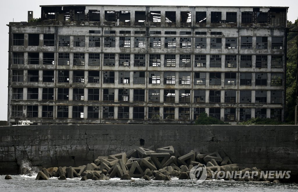 세계유산에 등재된 나가사키 근해 하시마섬(일명 군함섬) 탄광의 주거로 쓰인 건물의 잔해. (AP=연합뉴스)
