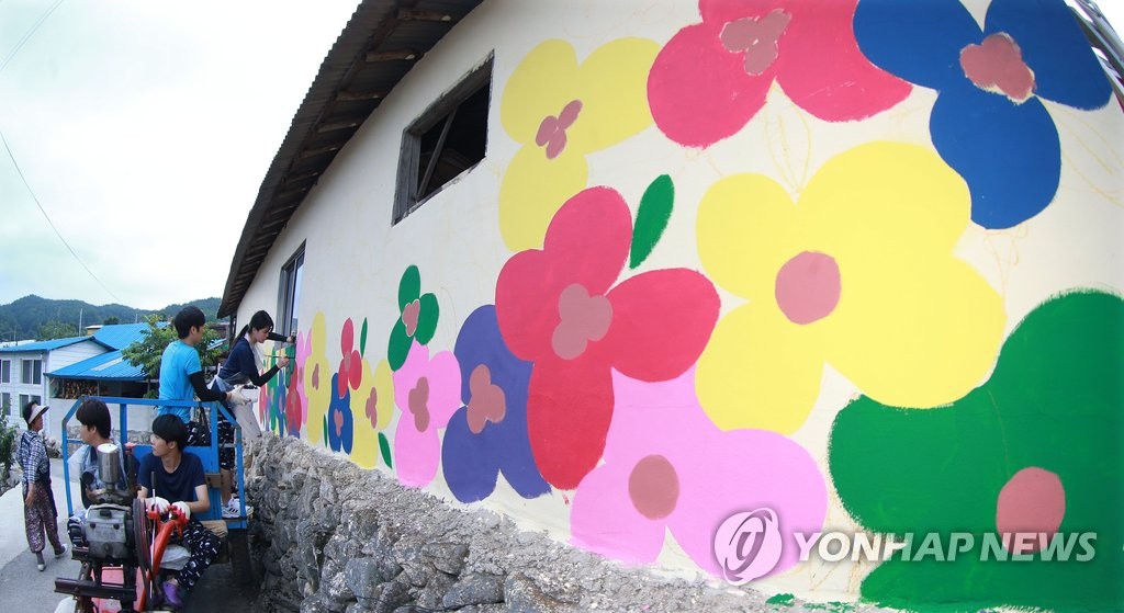 농촌 마을 볼거리 그리는 대학생