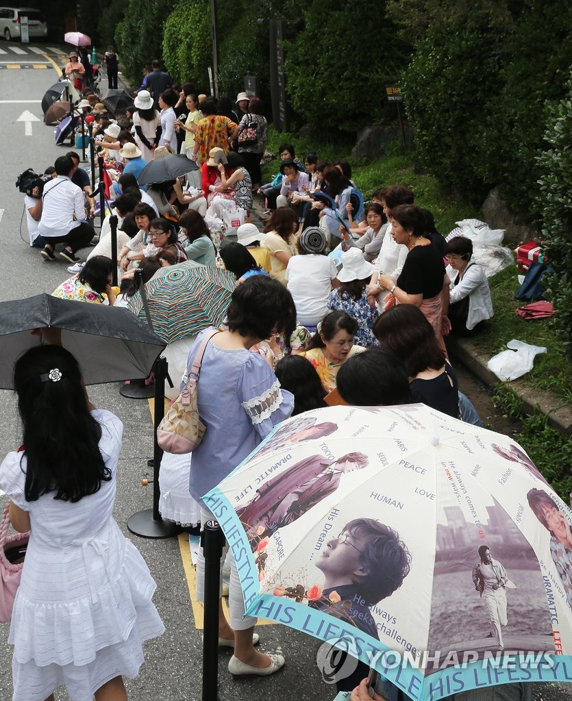 ヨン様の結婚式場に数百人の日本人ファン