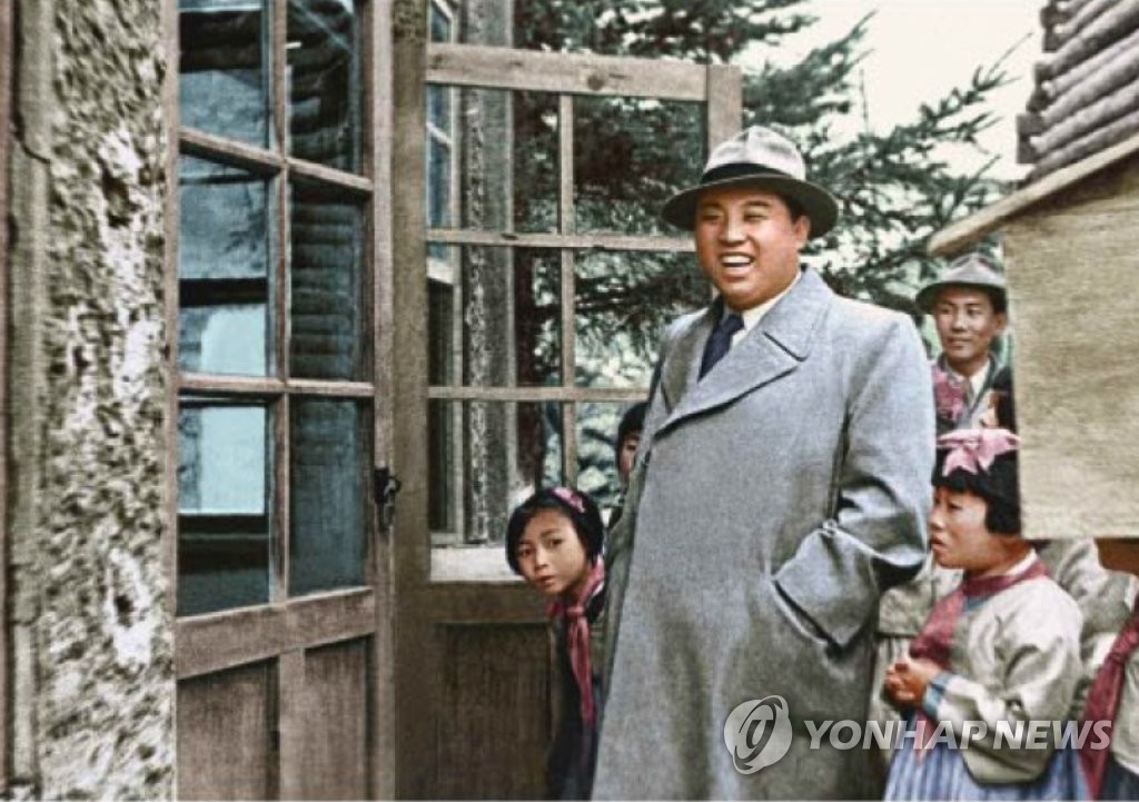 1956년 '보천보 전적지'를 둘러보는 김일성