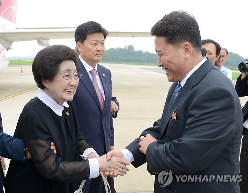 이희호 여사 평양 도착…맹경일 아태부위원장 영접