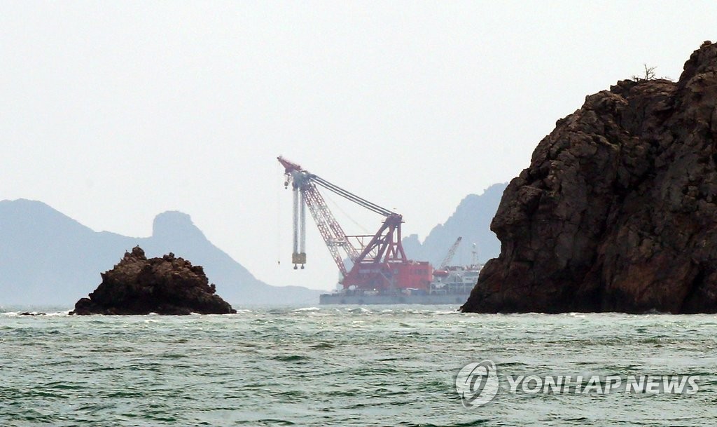 세월호 인양팀, 태풍 '고니' 영향에 침몰지점서 피항 - 1