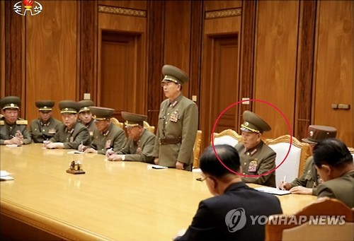 북한 당중앙군사위 비상확대회의에 참석한 김영철
(서울=연합뉴스) 북한이 20일 서부전선에서 벌어진 남북한 포격 사태의 대응책을 논의한 노동당 중앙군사위원회 비상확대회의에 군 고위 간부들이 총출동한 것으로 21일 확인됐다. 조선중앙TV가 보도한 회의 장면에는 황병서 군 총정치국장, 박영식 인민무력부장, 리영길 총참모장, 김원홍 국가안전보위부장, 김영철 정찰총국장, 조경철 보위사령관 등 군 고위간부들이 대거 참석했다. 특히 한동안 공개석상에서 자취를 감췄던 김영철 정찰총국장(빨간 원)과 리영길 총참모장이 회의에 등장해 이들이 그동안 대남 도발을 직접 지휘했을 가능성이 크다는 분석이다. 2015.8.21
nkphoto@yna.co.kr