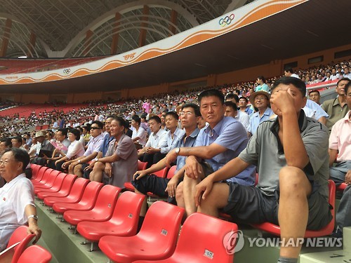 지난 21일 평양 능라도 5.1경기장에서 개막한 2015 제2회 국제 유소년 U-15(15세 이하) 축구대회에서 강원도 대표팀과 크로아티아 대표팀의 경기를 평양시민이 관람하고 있다. (연합뉴스 자료사진)