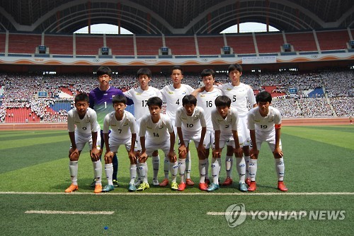 지난 21일 평양 능라도 5.1경기장에서 개막한 2015 제2회 국제 유소년 U-15(15세 이하) 축구대회에서 강원도 대표팀이 기념촬영하고 있다. (연합뉴스 자료사진)