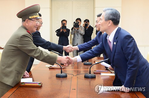 우리측 대표인 김관진 국가안보실장과 홍용표 통일부 장관, 북측 대표인 김양건 당 비서와 황병서 군 총정치국장 (오른쪽부터)이 지난 8월 25일 협상을 마치고 악수하고 있다. <<통일부 제공>>