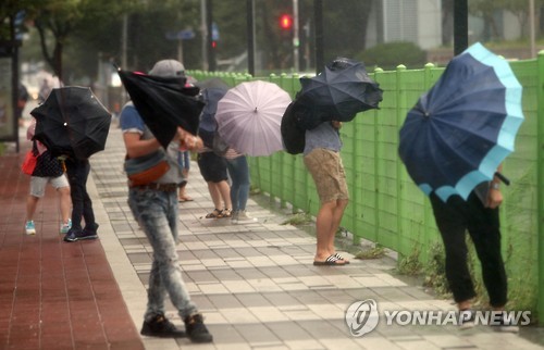 <날씨> 내륙 맑음…남부지방 태풍 영향 강한 비바람 - 1
