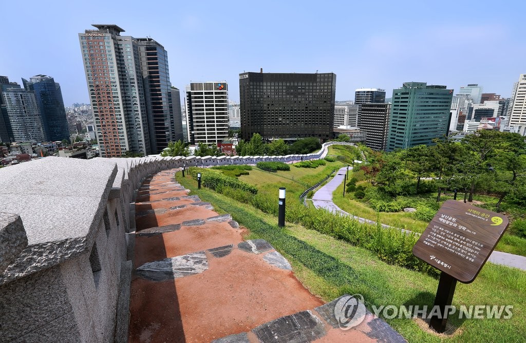 남산공원 회현자락에 복원된 한양도성. [연합뉴스 자료사진]
