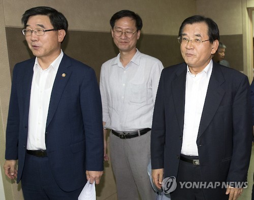 웃으며 위원장실 나서는 김대환 위원장과 이기권 장관