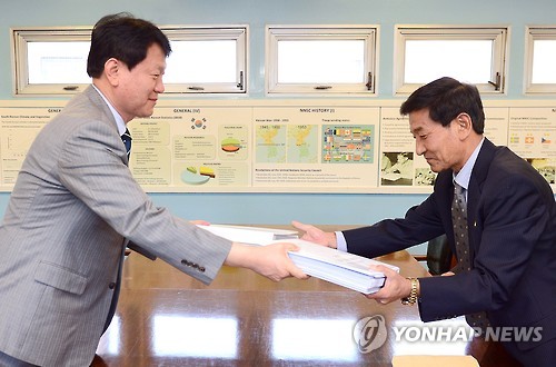 남측과 북측 연락관들이 지난 9월 15일 오후 판문점에서 이산가족 생사확인 의뢰서를 교환하고 있다. (연합뉴스 자료사진)