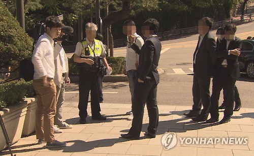 머니투데이 공개행사 취재 방해, 취재기자 '감금'
(서울=연합뉴스) 머니투데이그룹 계열사인 '더벨' 관계자들이 18일 오전 서울 밀레니엄 힐튼호텔에서 경제세미나 축사를 마치고 나오는 임종룡 금융위원장을 취재하던 연합뉴스TV 취재진을 감금한 후 홍선근 머니투데이그룹 회장의 모습을 찍은 영상이 있는 지를 확인해 줄 것을 강하게 요구하고 있다. 2015.9.18 << 연합뉴스TV >>
toadboy@yna.co.kr