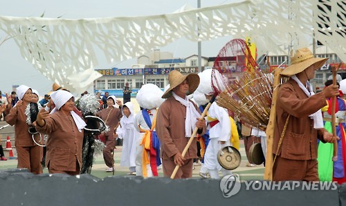 걸궁 선보이는 제주 성산읍 주민