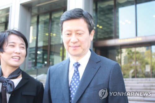 日광윤사 주총 마치고 돌아가는 신동주 전 일본롯데 부회장