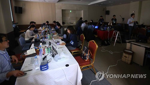<이산상봉> 작별 상봉. 정전된 기자실