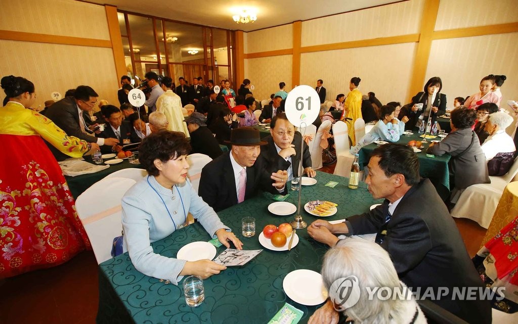 제20차 이산가족 상봉행사 2회차 첫날인 지난 24일 금강산호텔에서 열린 단체상봉에서 이산가족들이 재회의 기쁨을 나누고 있다.