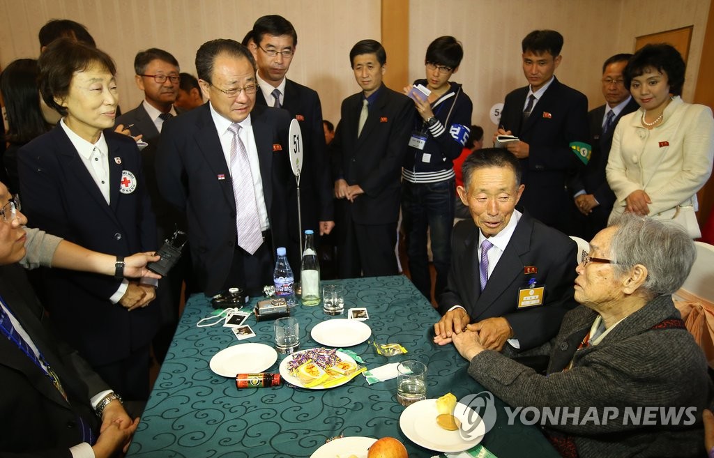 <이산상봉> 이산가족 상봉현장 찾은 남북 적십자 관계자