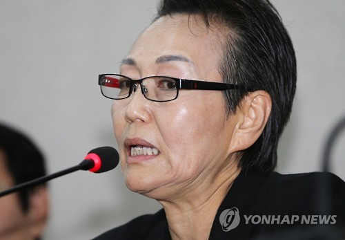입장 전달하는 천경자 화백 차녀 김정희 씨