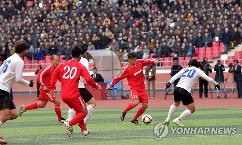지난달 29일 열린 남북노동자축구대회 <<평양 조선중앙통신=연합뉴스 자료사진>>