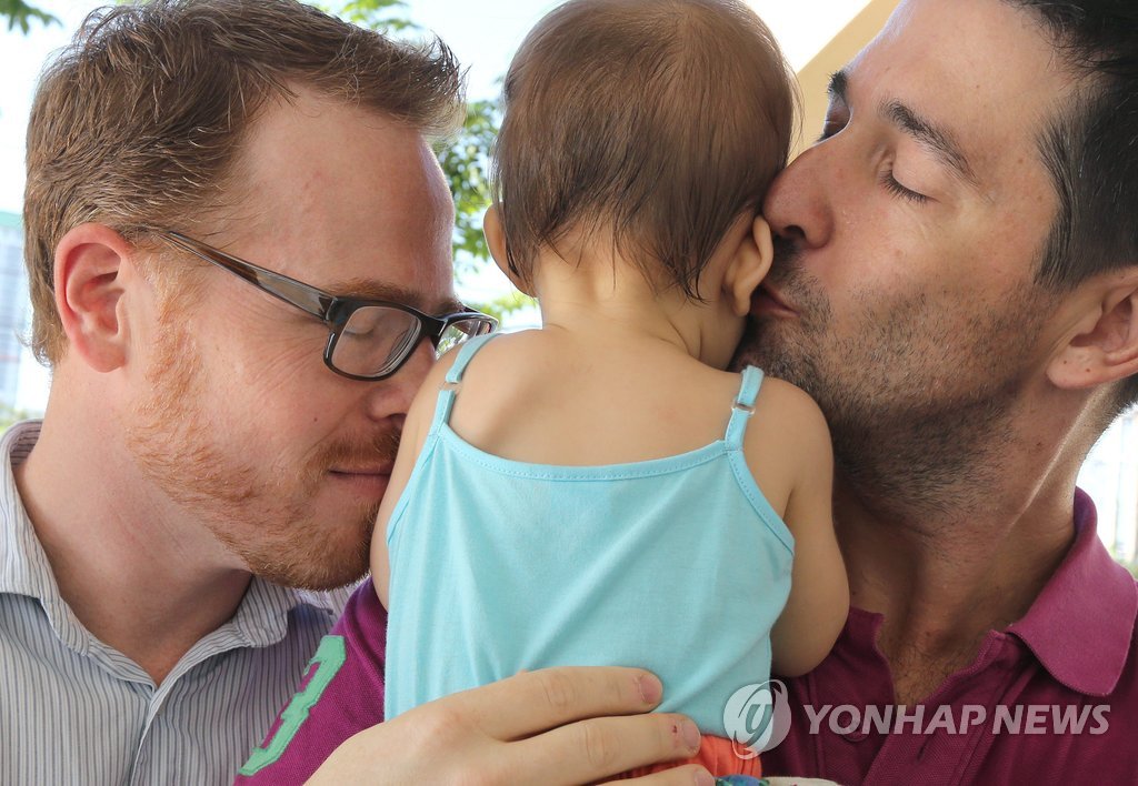 대리모 출산 아이 '아빠들'(ap=연합뉴스 자료사진)