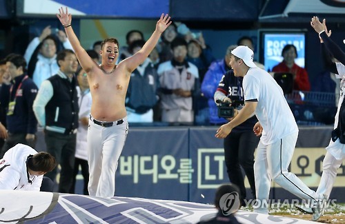 상의 탈의 세리모니하는 유희관