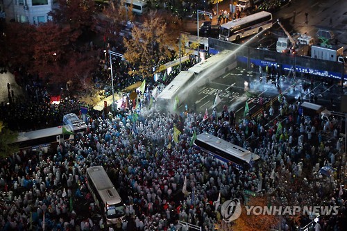 지난 14일 서울 광화문 사거리 인근에서 '민중총궐기 투쟁대회' 참가자들이 행진하던 중 경찰과 대치하고 있다. <<연합뉴스 자료사진>>