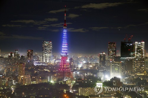 도쿄타워에 프랑스 상징 3색 조명
(도쿄 교도=연합뉴스) 일본 도쿄의 명물인 도쿄타워(사진)는 15일 파리 테러 희생자 추모의 뜻을 담아 프랑스 국기의 3색인 파란색, 흰색, 빨간색의 3색 조명을 비췄다. 2015.11.15 jhcho@yna.co.kr