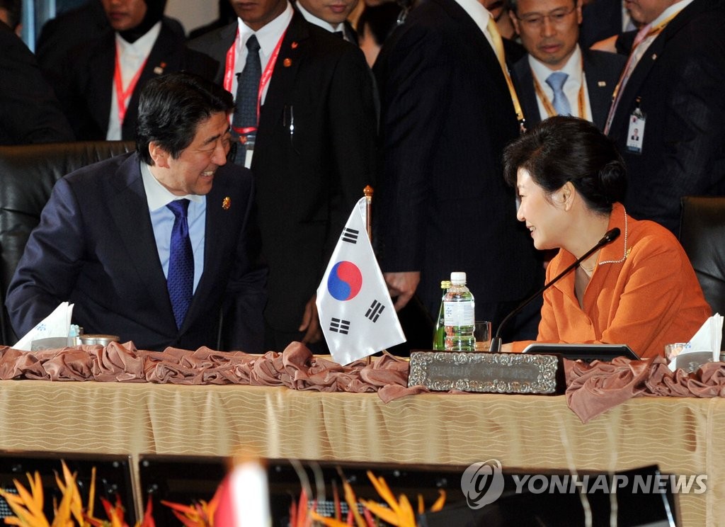 박근혜 대통령(오른쪽)과 아베 신조(安倍晋三) 일본 총리<<연합뉴스 자료사진>>