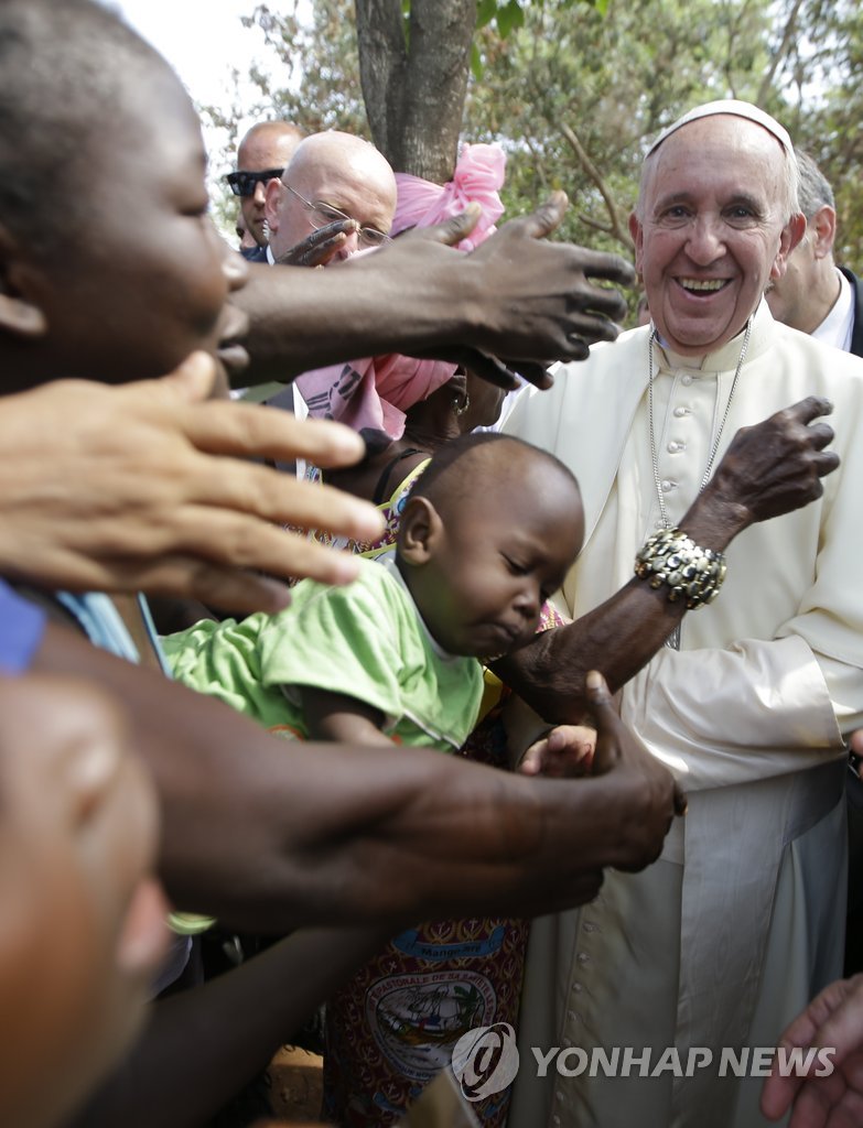 중아공 난민촌 어린이 축복하는 교황