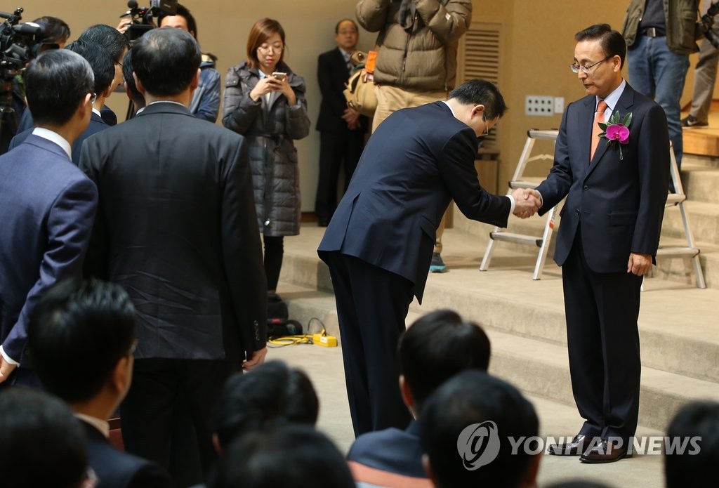 검사들과 악수하는 김수남 검찰총장