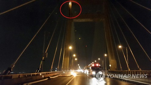 서해대교 주탑 꼭대기 근처 와이어에 불