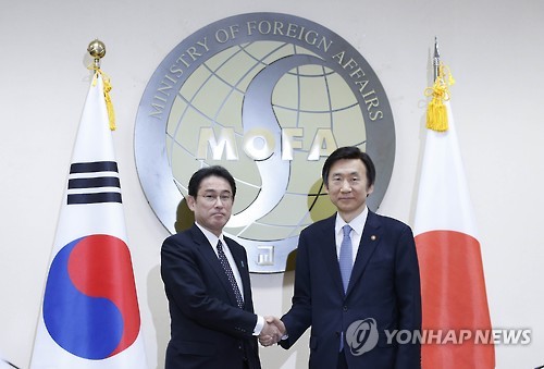 악수하는 한일 외교장관