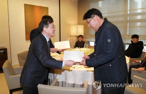 삼성전자 권오현 대표이사, 가족위 만나 사과문 전달