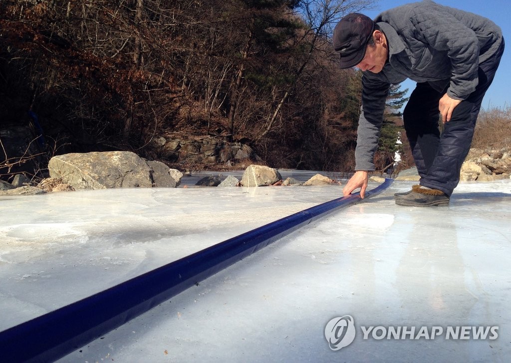 '봄은 언제쯤'…꽁꽁 언 산간마을 식수원
