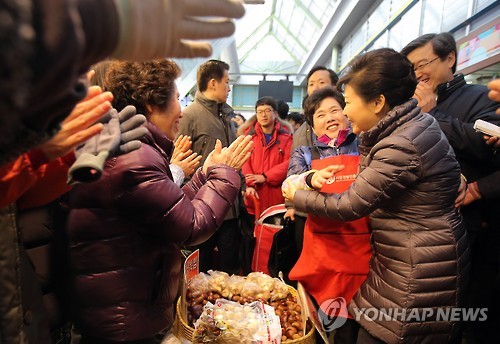 포옹하는 박 대통령