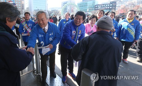 더민주 부산 총선후보 부산역서 설 인사