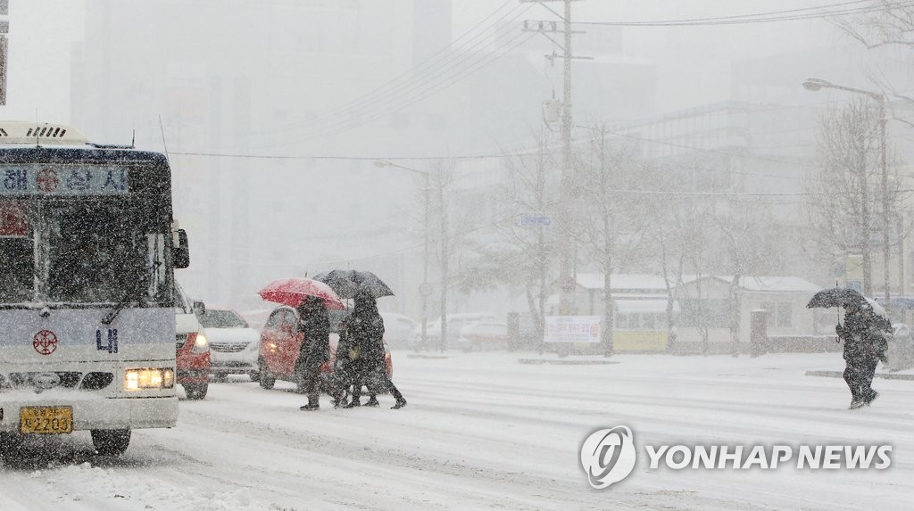 눈 내리는 도심(연합뉴스 자료사진)
