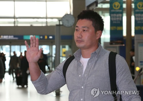 손들어 인사하는 오승환