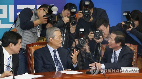 간담회 대화하는 김종인 정기섭