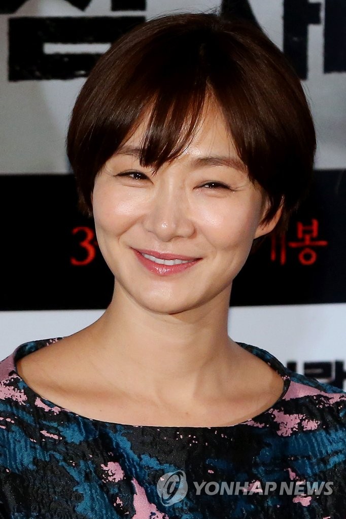 미소짓는 박효주