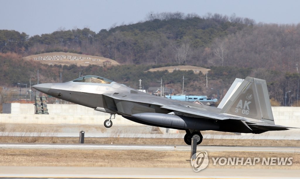 오산기지에 착륙하는 세계최강 미 전략무기 F-22