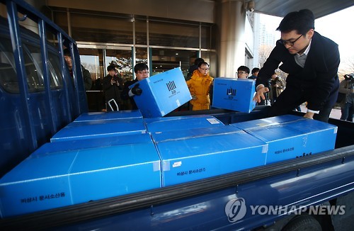 압수품이 차로 트럭에 한가득
