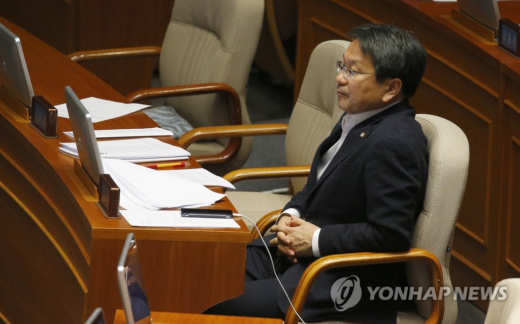 생각에 잠긴 강기정 의원