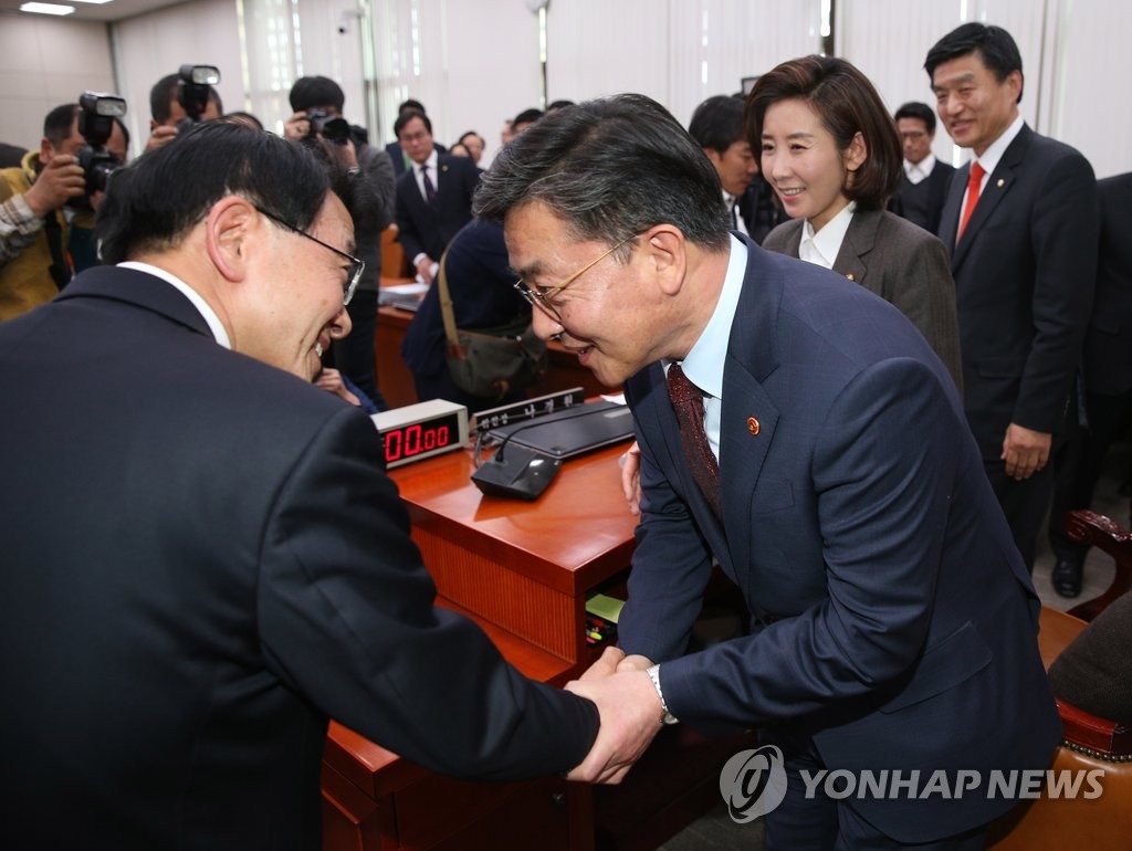 외통위, 북한인권법 의결…손 꽉 잡은 홍용표 장관