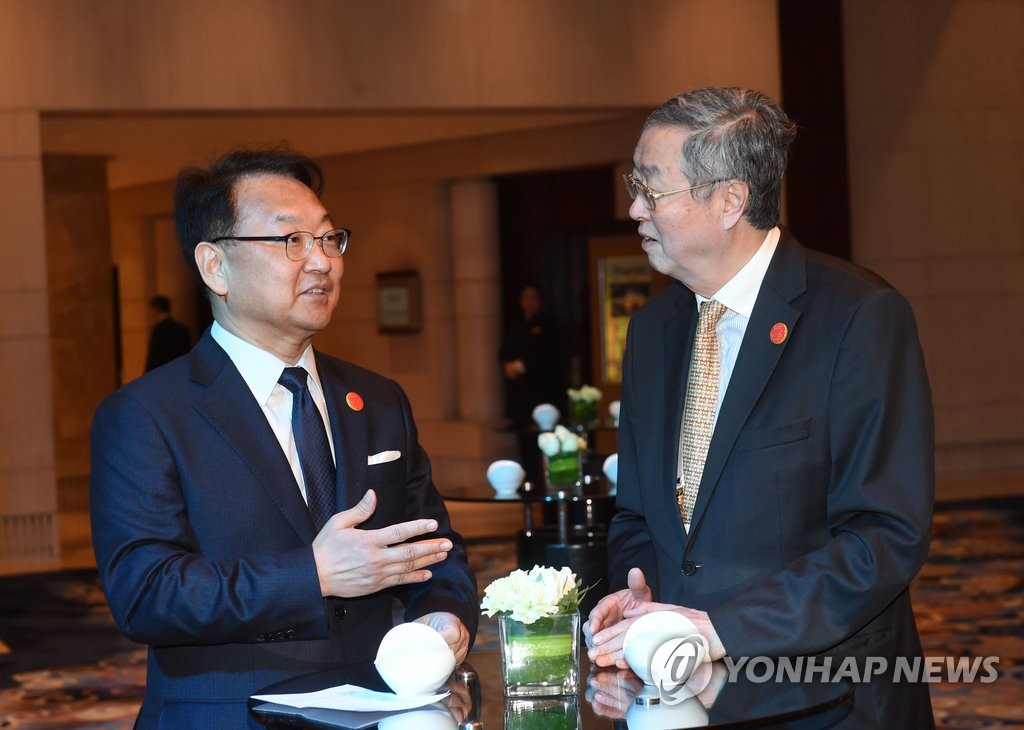 저우샤오촨 중국 인민은행장과 대화 하는 유일호 부총리