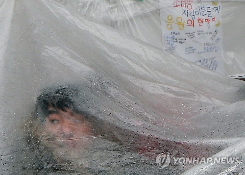 추위 속 노숙농성 이어가는 소녀상지킴이